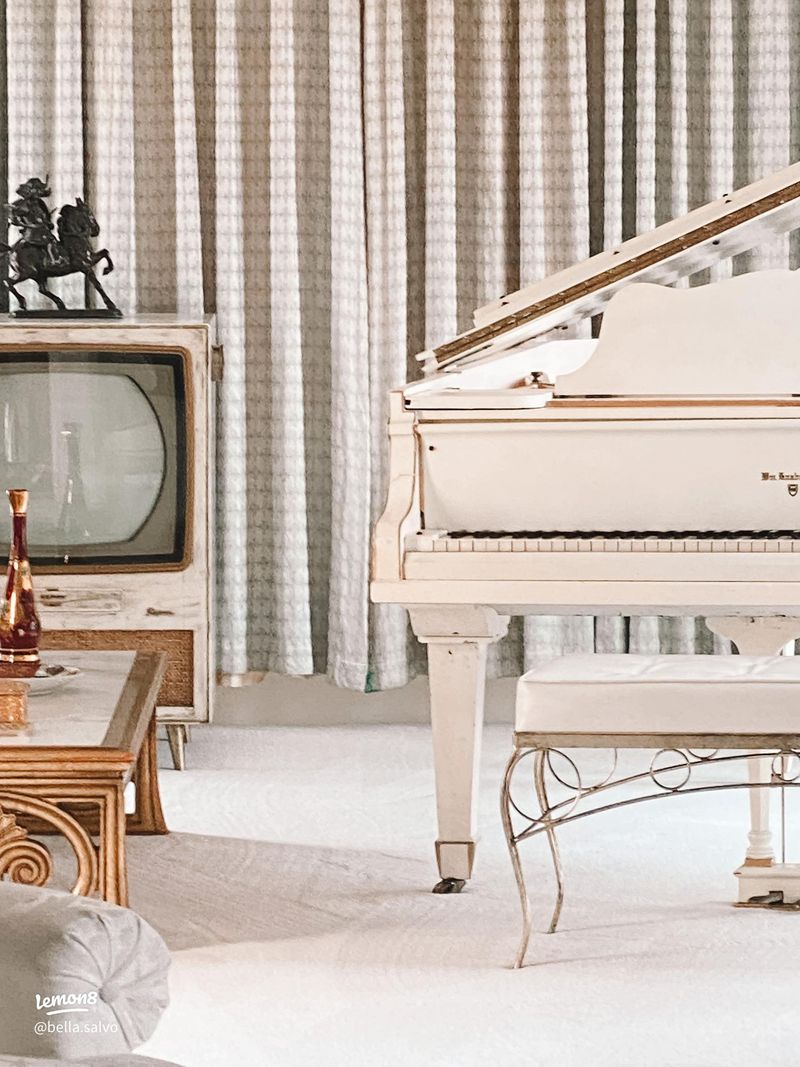8 Rustic And Elegant Decorating Ideas Inspired By Tennessee Homes - Decor Hint Vintage Music Memorabilia Displays