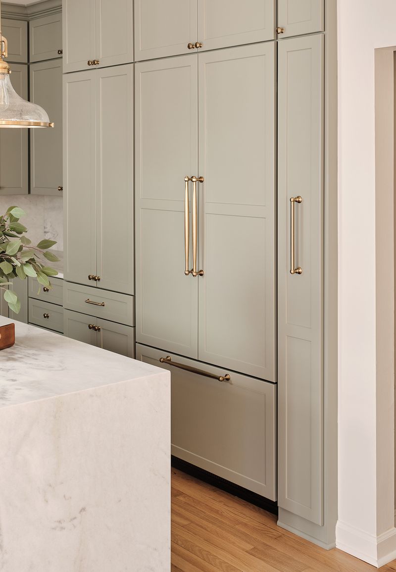 Avoid These 9 Kitchen Mistakes And Try These 9 Designer-Approved Fixes Instead - Decor Hint Go for Integrated or Matching Appliances