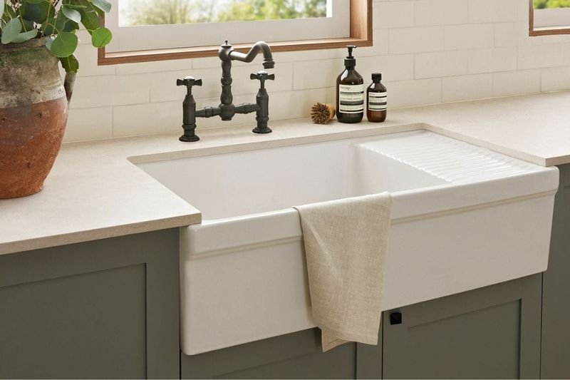 17 Retro Touches That Bring Back That Old-Fashioned Kitchen Warmth - Decor Hint Farmhouse Sinks