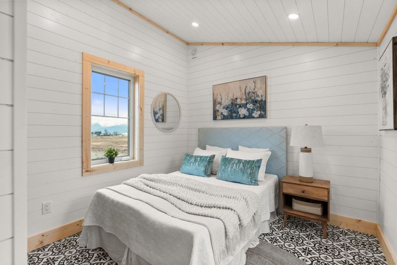 Classic Americana Meets Tiny Living In The Tulameen Tiny Home - Decor Hint Bedroom Design