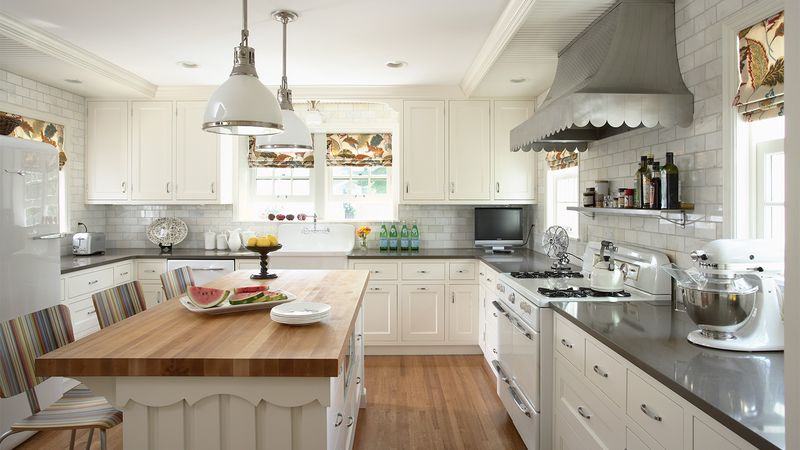 16 Retro Kitchen Styles Designers Miss And 5 They Hope We Forget Forever - Decor Hint Scalloped Wood Trim Accents