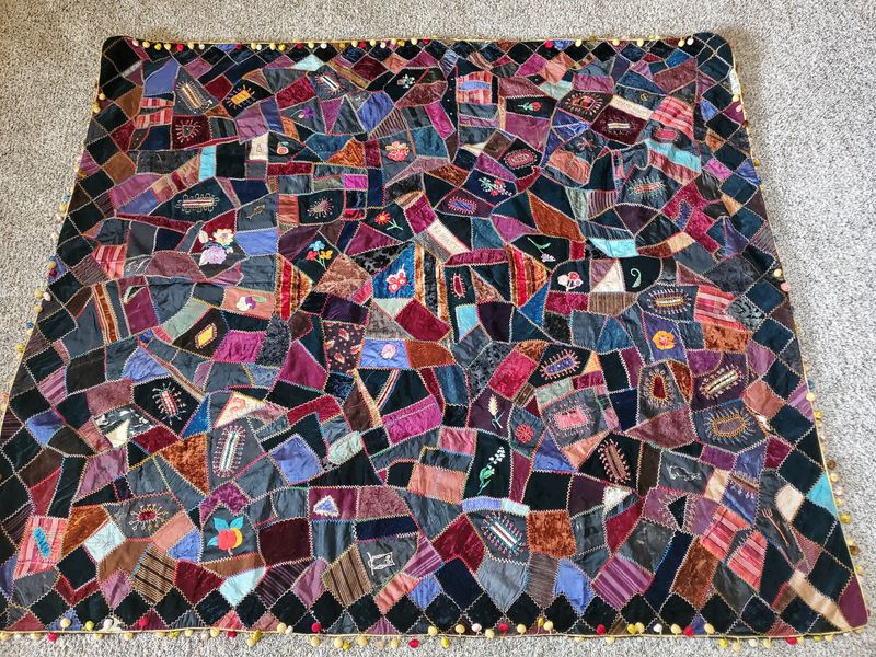 10 Things in Grandma's House That Could Be Worth A Ton Of Money (And 11 That Are Pretty Worthless) - Decor Hint VALUABLE: Antique Quilts And Handmade Textiles