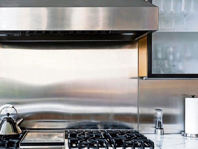 31 Kitchen Elements That Designers Wish Would Disappear For Good - Decor Hint Mirrored Backsplashes