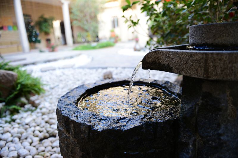 10 Desert-Friendly Exterior Design Ideas From Arizona Homes - Decor Hint Cooling Water Features