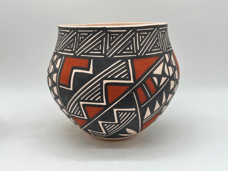 6 Treasures Arizona Collectors Expect To Rise In Value And 5 Set To Drop - Decor Hint Handmade Native-inspired pottery