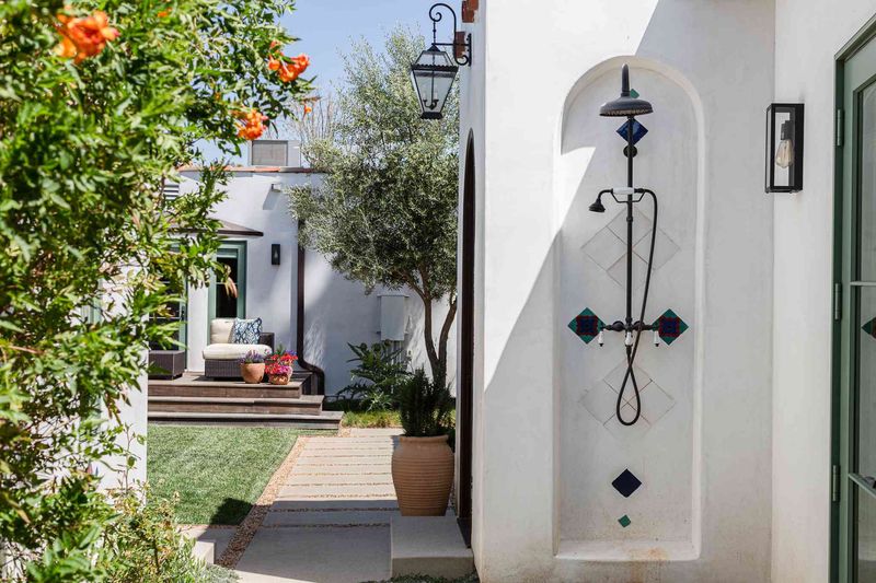 Florida's Most Loved Outdoor Nooks Everyone's Raving About - Decor Hint Private Outdoor Showers