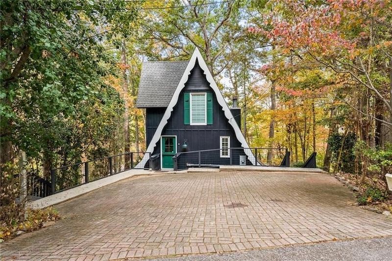 6 Types Of Homes In Georgia Expected To Lose Value By End Of 2025 (And 7 To Outperform) - Decor Hint Lakefront Or Mountain Vacation Properties