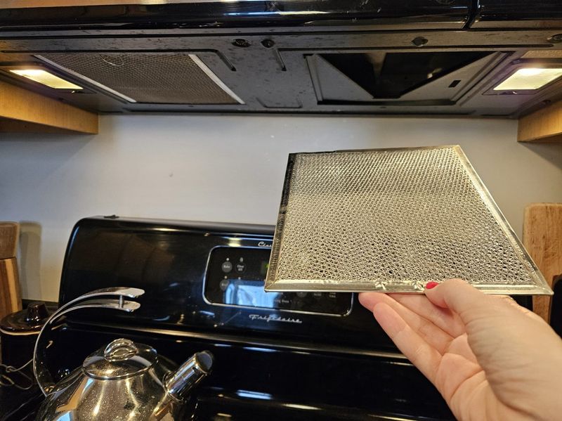 15 Kitchen Dealbreakers Nevada Homebuyers Can't Stand, According To Designers - Decor Hint Dirty Or Neglected Appliances