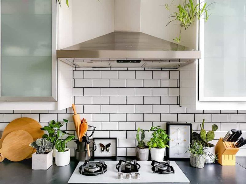 11 Outdated Backsplash Styles + 8 Ugly Choices - Decor Hint Subway Tile With Dark Grout