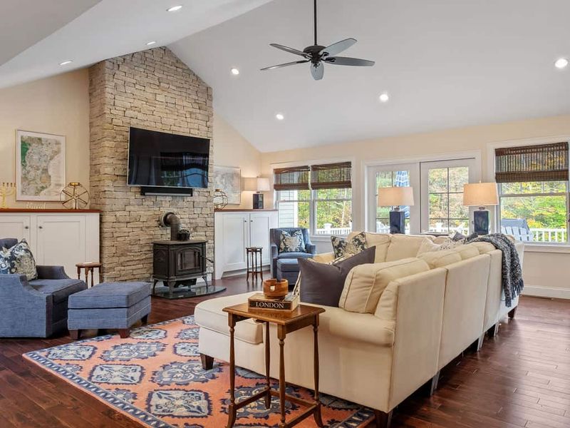 11 Classic Nevada Decorating Details Locals Can't Live Without - Decor Hint Textured Stone Accent Walls