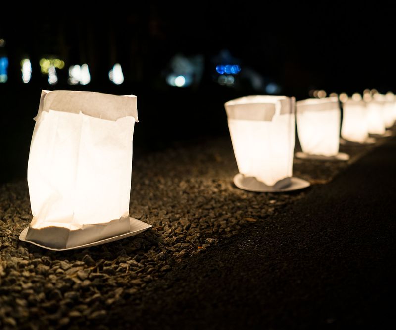 9 July 4th Decor Ideas (That Aren't Red, White & Tacky) - Decor Hint Candlelit Lantern Pathway