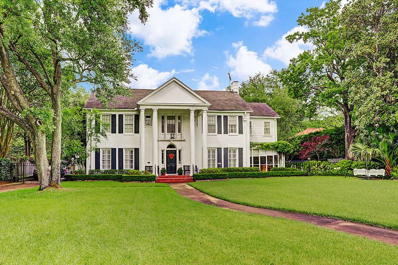 What Makes Texas Homes So Unique? 10 Signature Design Features - Decor Hint Colonial Revival Styles