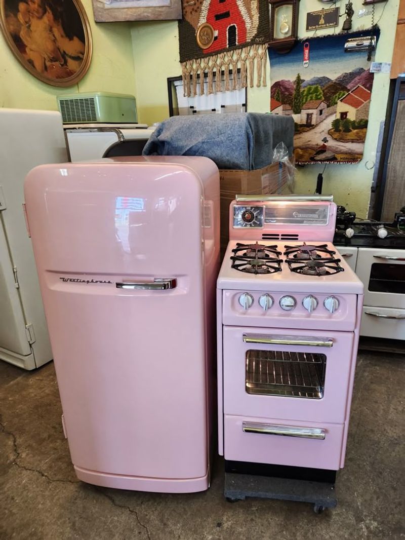 16 Retro Kitchen Styles Designers Miss And 5 They Hope We Forget Forever - Decor Hint Vintage Enamel Appliances