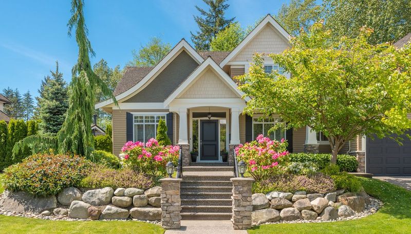 Stagers Share 13 Mistakes That Make Your Home Look Cheap (Plus What Makes It Look Bad On Top Of That) - Decor Hint Neglected Curb Appeal