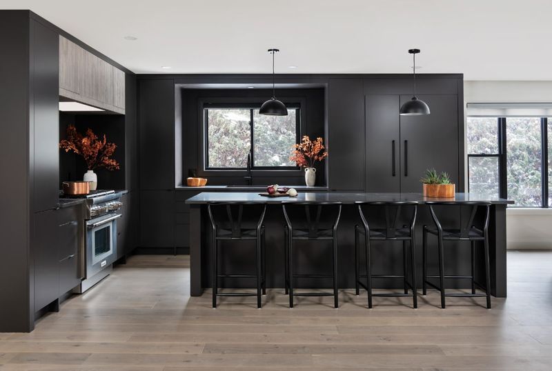 6 Kitchen Shades Falling Out Of Favor In Winder And 9 That Still Work Anywhere - Decor Hint Classic Black