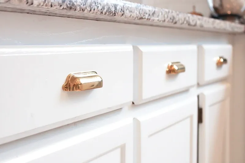 11 Ideas To Steal From The Kitchens Of The 1990s And How To Make Them Actually Look Chic In 2025 - Decor Hint Brass Hardware: Glowing With New Purpose