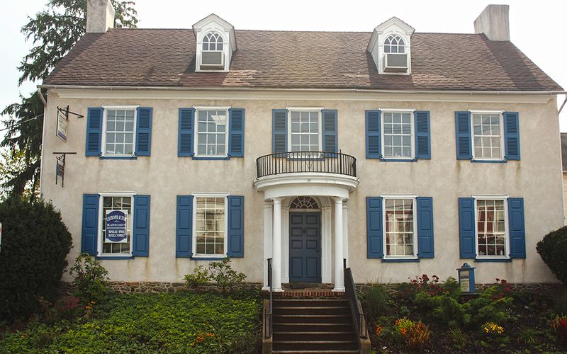 9 Classic Entryway Styles You'll See In Pennsylvania's Old Towns - Decor Hint Georgian Symmetrical Entrances
