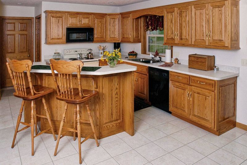 29 Kitchen "Icks" That Immediately Turn Off Homebuyers, According to Interior Designers - Decor Hint Outdated Oak Cabinets