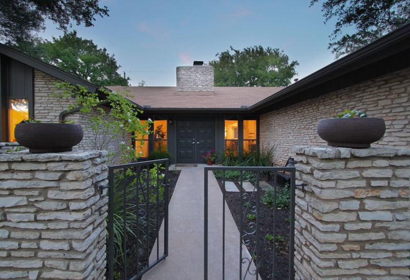 All-Brick Ranch Homes With No Contrast