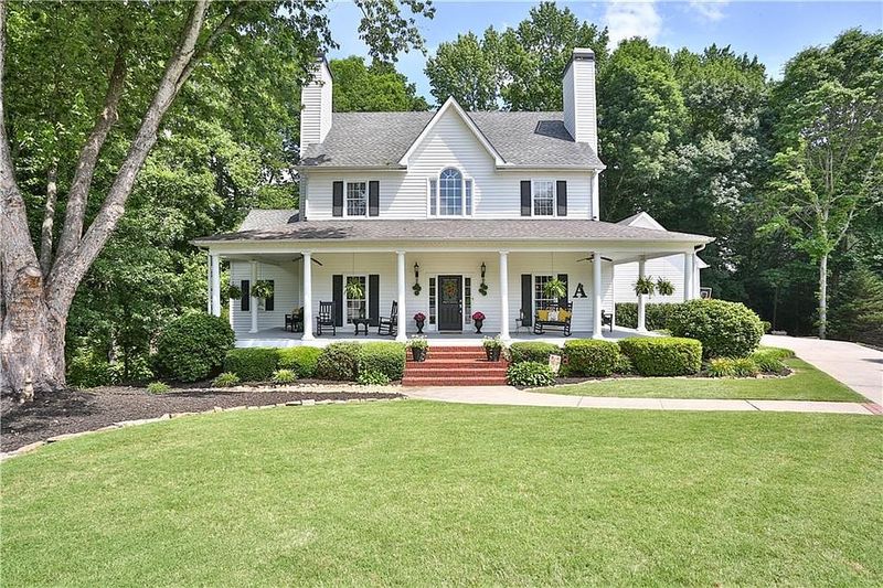 4 Traditional Touches In Alpharetta Homes Making A Comeback (Plus 3 That Never Lost Charm) - Decor Hint Wraparound Porches Extend Living Space