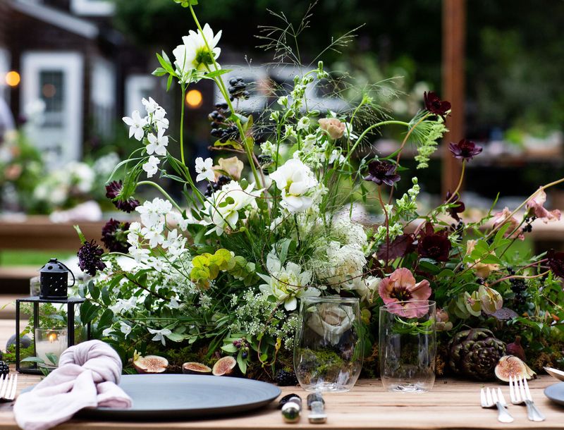 9 Simple, Chic Ideas To Give Your Garden Party A Stunning Wow Factor - Decor Hint Wild Yet Polished Arrangements: Balance And Structure