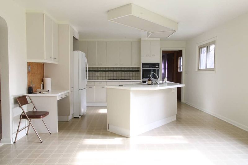 Designers Reveal 15 Kitchen 'Icks' That Are Dealbreakers For Georgia Buyers - Decor Hint Fluorescent Box Lighting