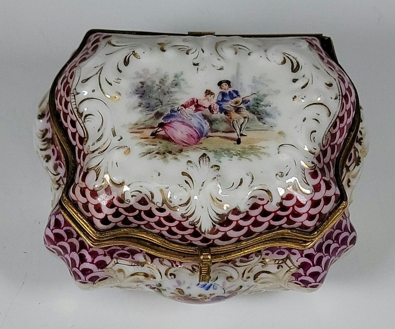 22 Bedroom Items From The Past That Are Surprisingly Valuable To Collectors - Decor Hint Porcelain Dresser Boxes