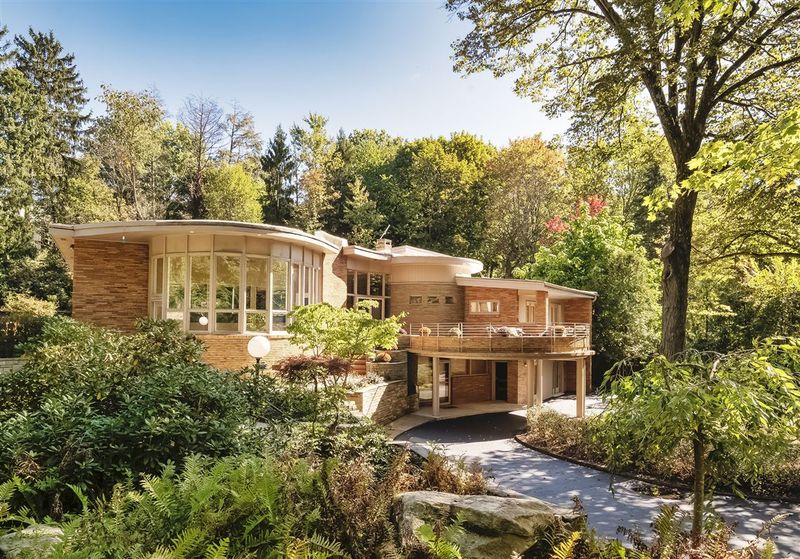 10 Ways Mid-Century Modern and Victorian Homes Compare In 2025's Housing Market - Decor Hint Energy Efficiency