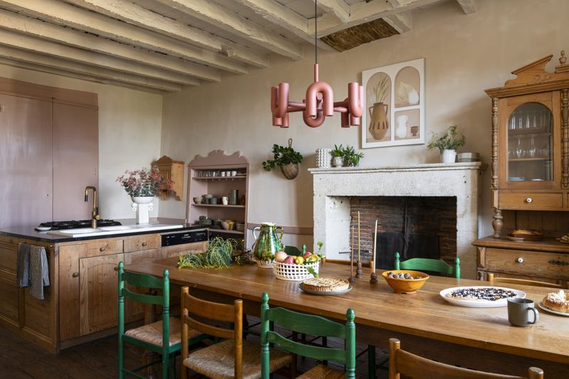 19 Differences Between A French Country Kitchen And An English Country Kitchen, Designers Explain - Decor Hint Island Design Philosophies