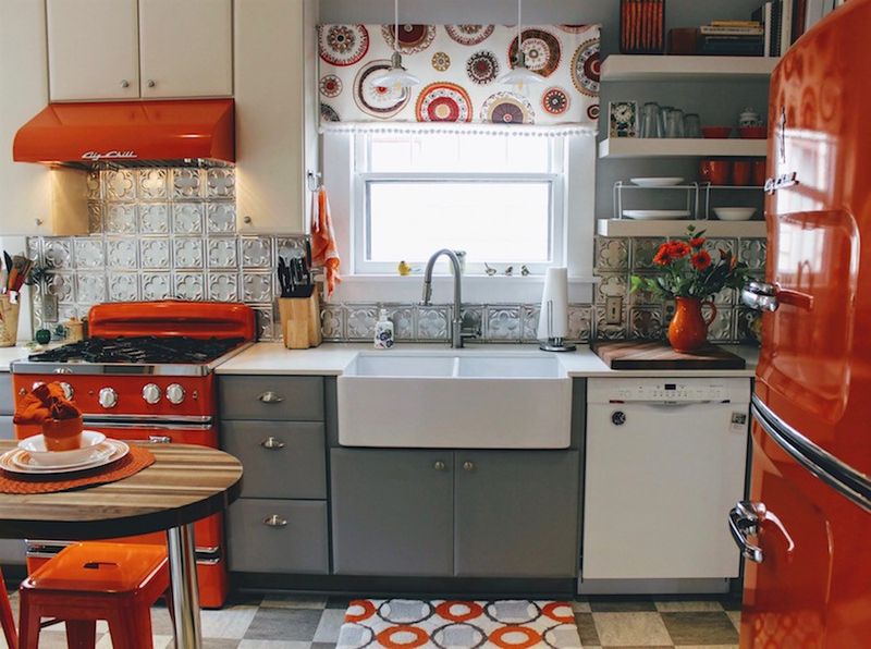 12 Decor Choices Designers Say Cheapen Georgia Kitchens, And How To Fix Them - Decor Hint Mismatched Appliances
