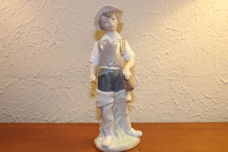 Ceramic Figurines And Lladró Knockoffs Gather Dust, Not Value