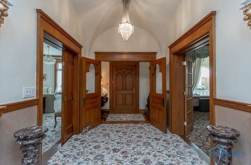 Vermont's Hidden Gem 14 Remarkable Details Of A 1898 Stone Colonial Revival On Expansive Land - Decor Hint Stately Center Hallway