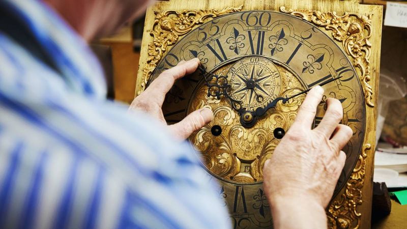 13 Maryland Family Heirlooms That Fell Flat In Value (And 4 Still Holding Strong) - Decor Hint Traditional Grandfather Clocks