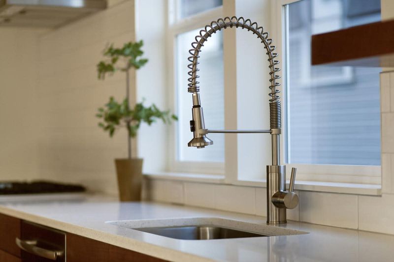 18 Kitchen Red Flags That Make New York Buyers Think Twice, According To Designers - Decor Hint Cheap Or Broken Fixtures