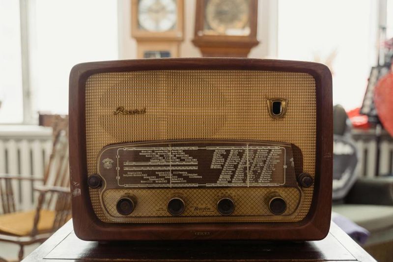 9 Vintage And Antique Decor Pieces You Should Avoid Having In Your Home And 9 To Own Instead - Decor Hint Avoid: Old Radios And Electronics