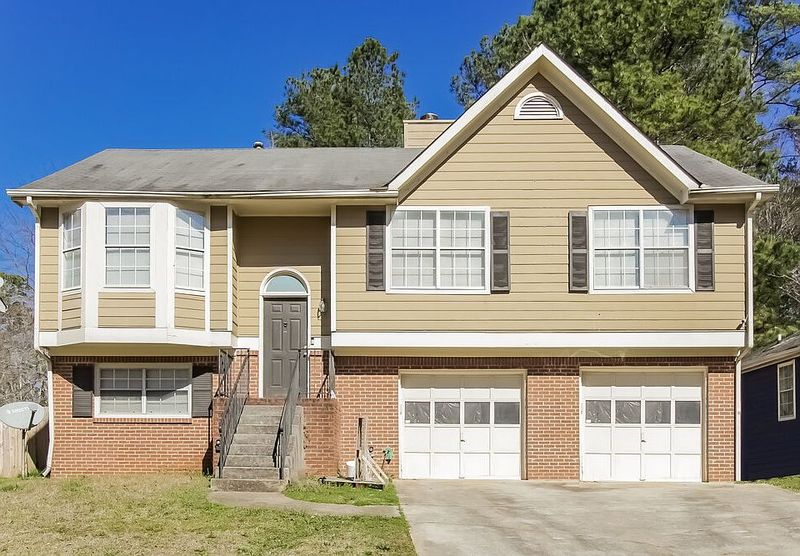 Which Homes Are Falling Out Of Favor In Lithonia (And Which Ones Buyers Are Fighting For In 2025) - Decor Hint Outdated Split-Level Houses