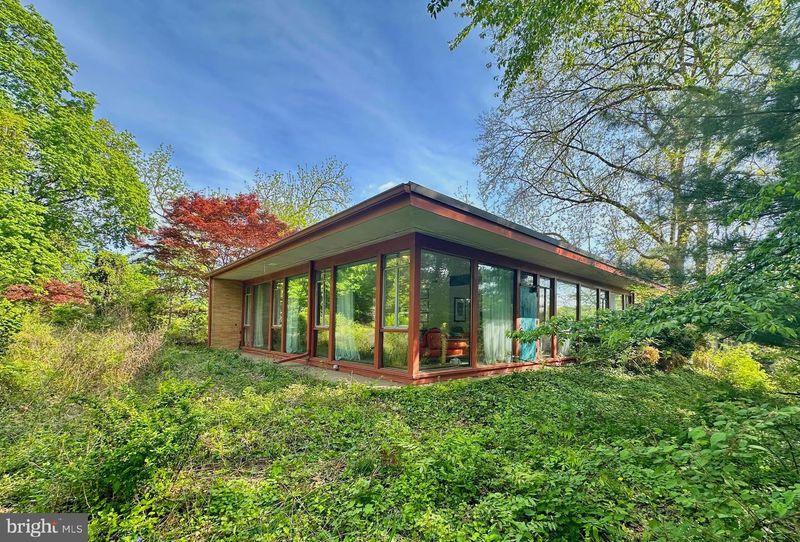 Pennsylvania Real Estate Outlook: 4 Home Styles Gaining Popularity Amid 4 Losing Value - Decor Hint Mid-Century Modern Makes a Comeback