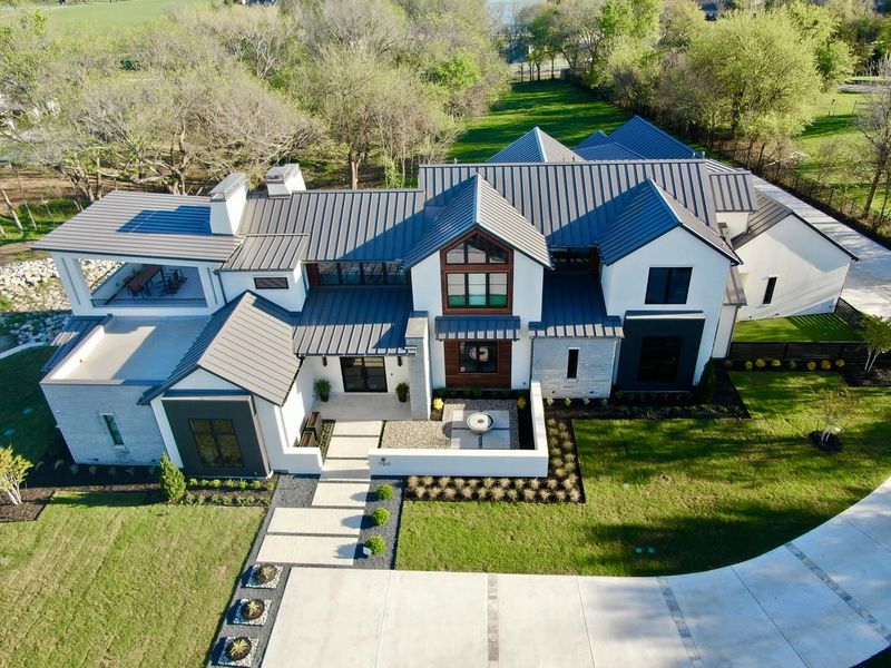 12 Bold Exterior Touches From Texas Ranches Gaining Popularity - Decor Hint Metal Roof Accents