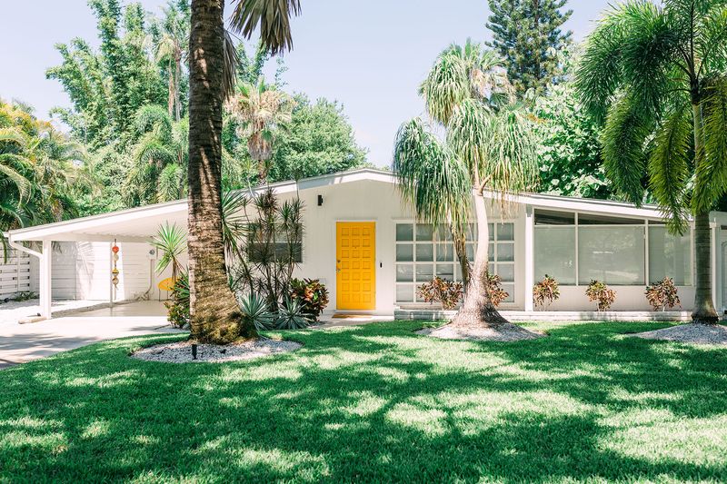 8 Value-Tanking Homes Of 2025, And 3 That Are Just As Hopeless - Decor Hint Worn-Out Mid-Century Time Capsules