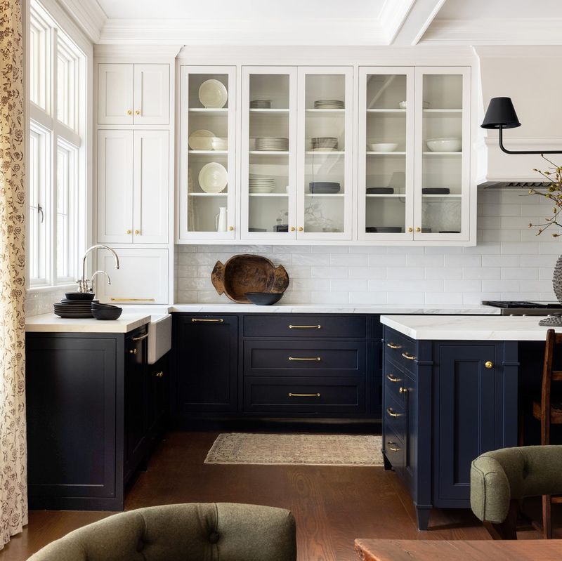 These 12 Kitchen Trends Are Quietly Taking Over California And Everyone's Loving Them - Decor Hint Two-Tone Cabinetry