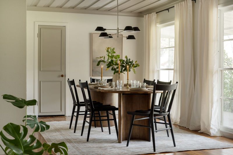18 Gorgeous Window Treatment Ideas From Joanna Gaines You'll Want To Steal - Decor Hint Natural Linen Drapes