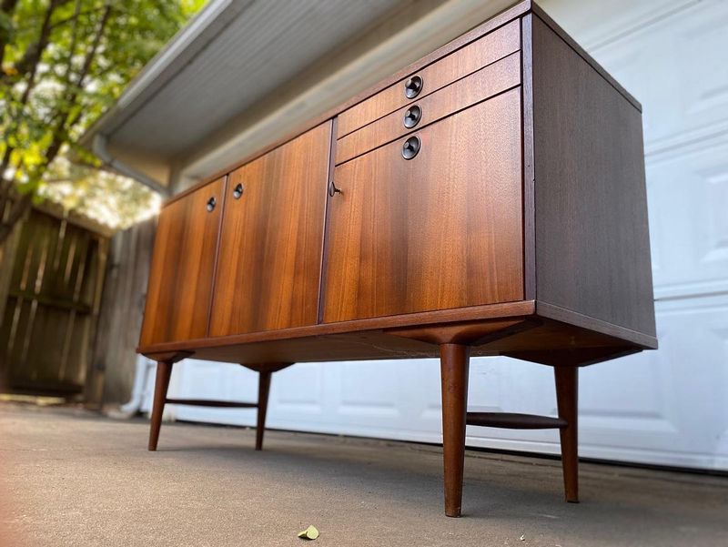5 Antique Styles That Instantly Boost A Room's Character - Decor Hint Mid-Century Modern Nostalgia