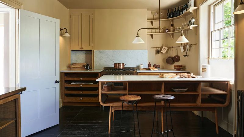 15 Kitchen Faux Pas That Make Indiana Homebuyers Cringe, According To Designers - Decor Hint Uncomfortable Or Misplaced Seating