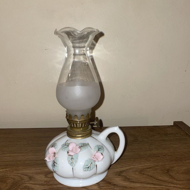 10 Types Of Antiques That Lose Value Over Time And 6 That Are Now Totally Worthless - Decor Hint Broken ceramic lamps with frayed wiring