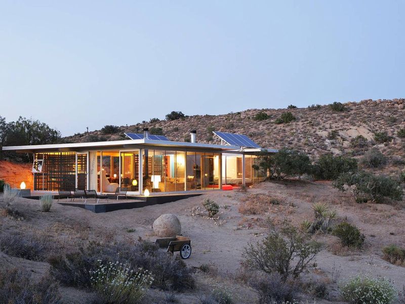 11 Stylish Desert-Ready Exterior Design Ideas Inspired By California Homes - Decor Hint Flat Or Gently Pitched Roofs
