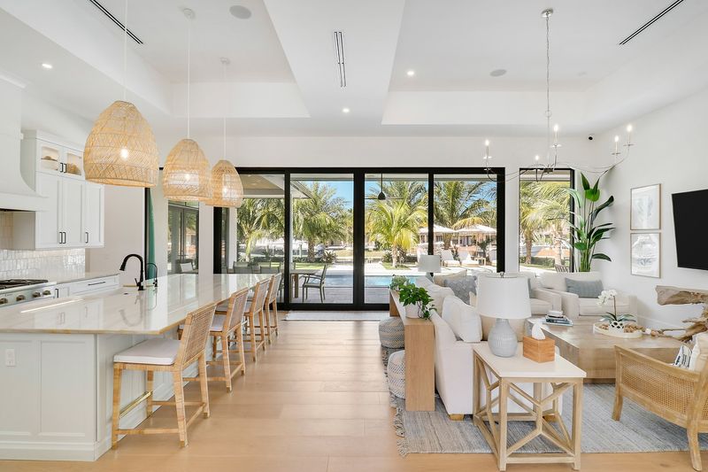 You'll Spot These 10 Kitchen Layouts In Every Stylish California Home - Decor Hint Open Concept Kitchen-Living Spaces