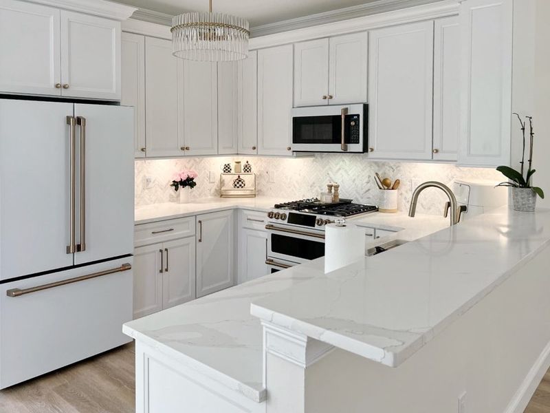 19 Diverse Examples That Say White Is The Best Color For Kitchen Cabinets - Decor Hint Makes Small Kitchens Feel Spacious