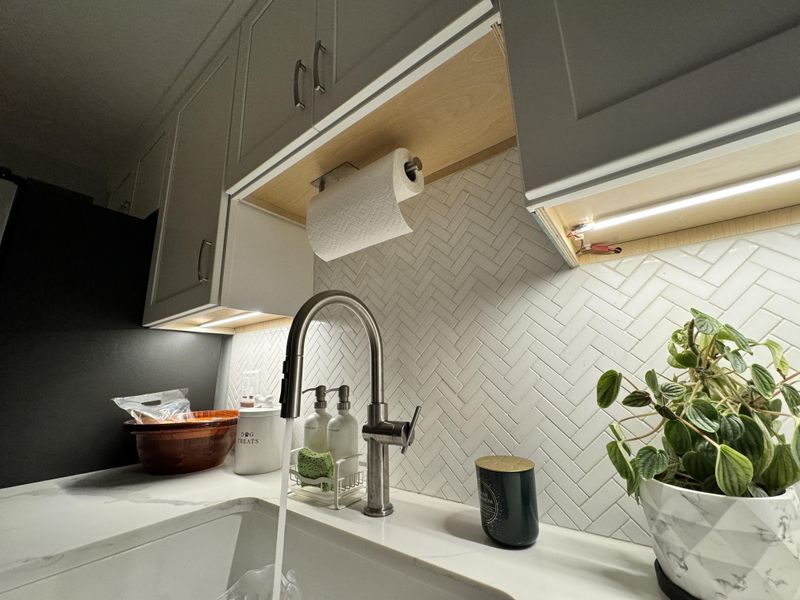 17 Small, But Cool Ways To Make Your Kitchen Look Like An After Shot On HGTV - Decor Hint Add Under-Cabinet Lighting