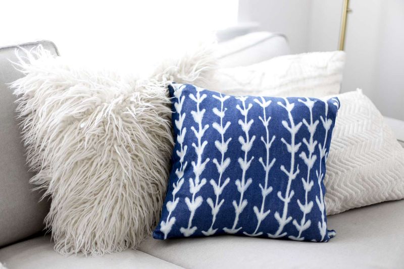 30 Smart Home Decorating Ideas That Cost Almost Nothing - Decor Hint No-Sew Pillow Covers
