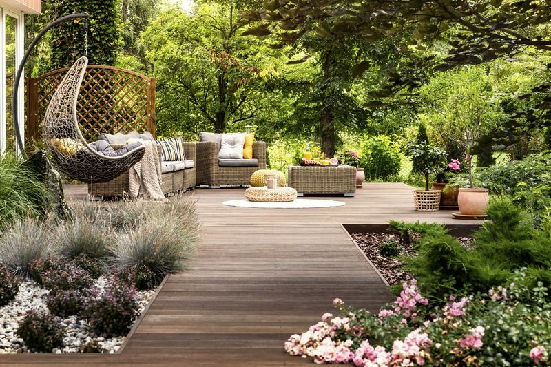 These 11 Things Are Scaring Off Buyers And These 11 Are Selling Homes Instantly - Decor Hint Renovated Outdoor Living Areas